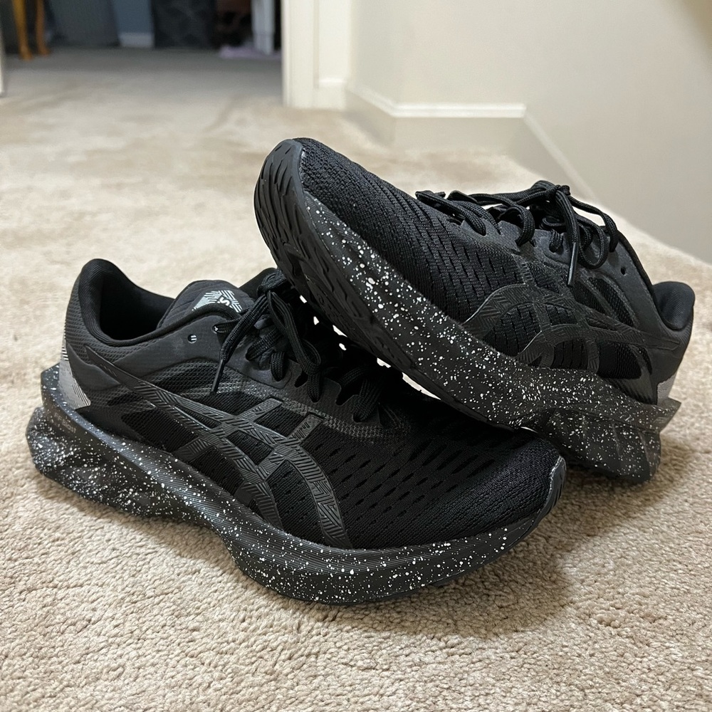ASICS Novablast Sneakers